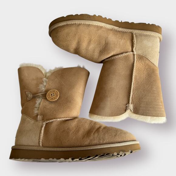 UGG‎ Australia Boots with Bailey Button - Picture 3 of 12